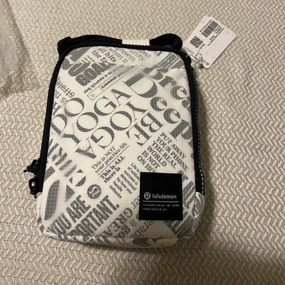 Lulu Easy Access Crossbody Bag 1.5 L - Picture 5 of 6